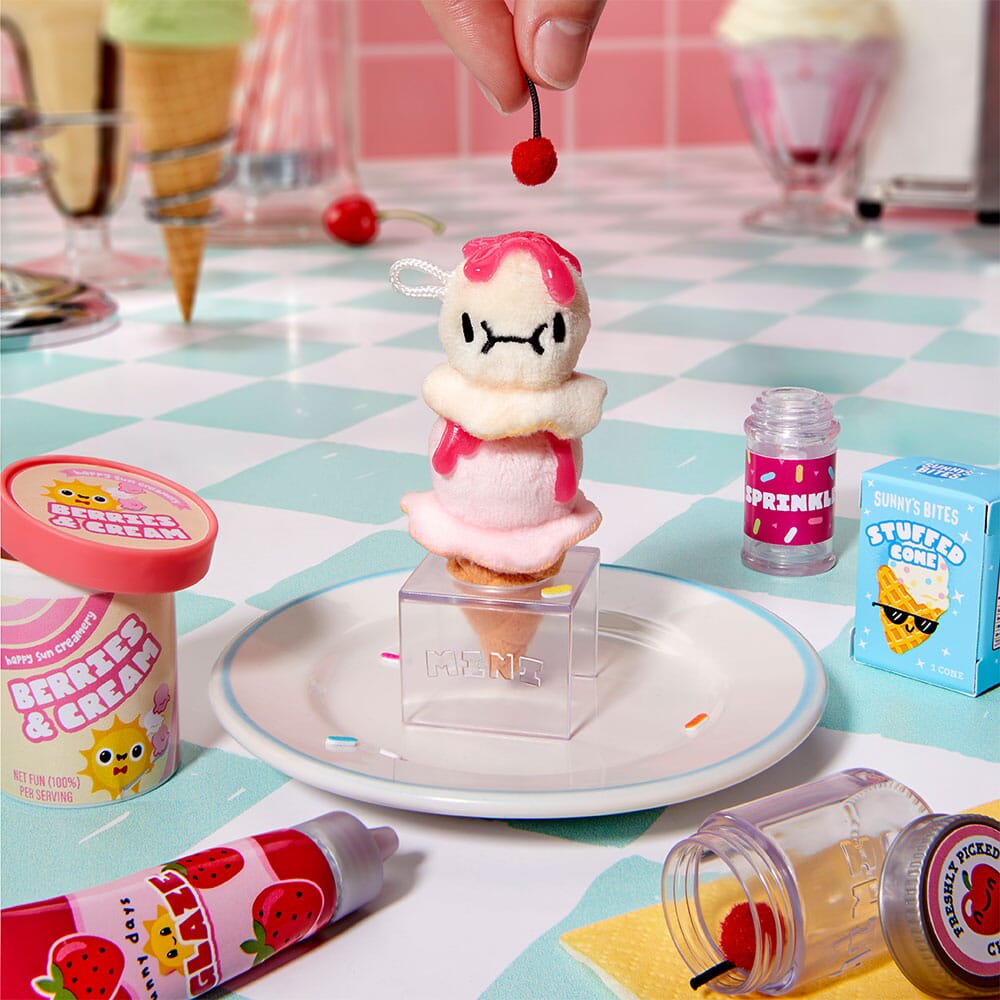MGA's Miniverse Make It Mini Plush Series 1 DIY Food-Themed Collectible Craft Kit Simple MGA Miniverse 